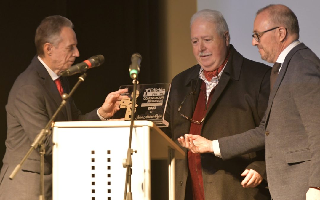 Entregado el Premio Don Francisco Guzmán en su primera edición al periodista y antiguo alumno Don Juan Andrés Rejón