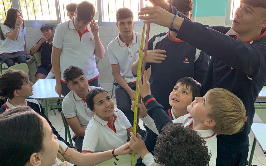 Ganadores del primer premio del día de las Ciencias de primaria imparten una clase muy especial de física y química en 3º ESO.