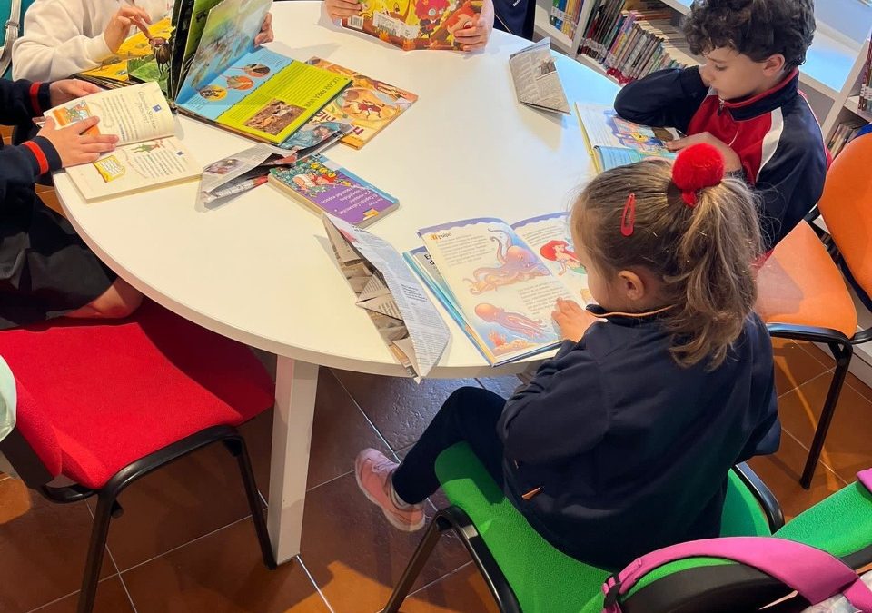 Nuestros alumnos de Primaria visitan la biblioteca del barrio.